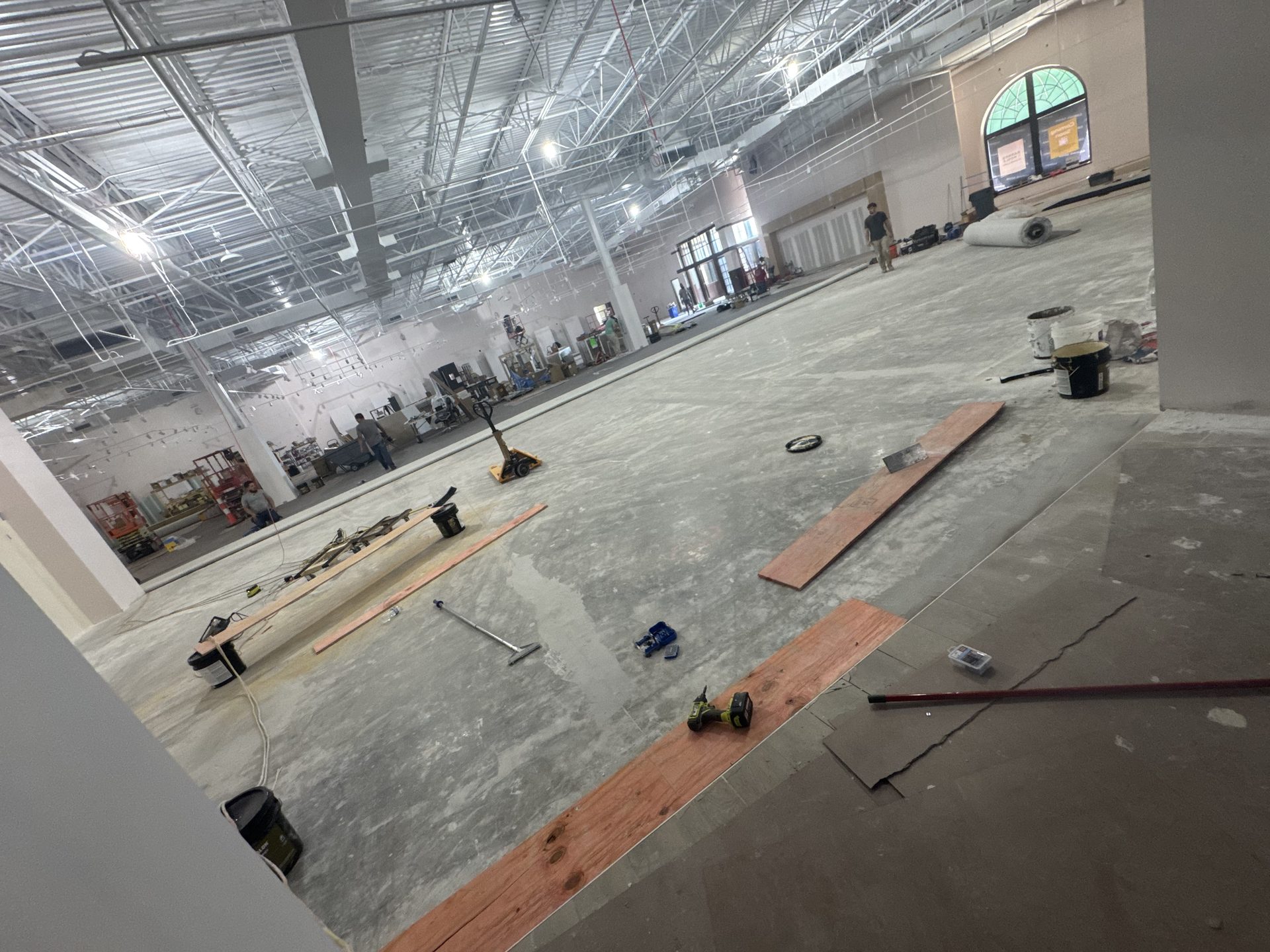 Large open commercial retail space prepped for new flooring installation